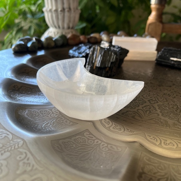 Crescent shape selenite bowl - Picture 3 of 5